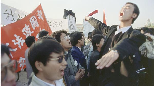 大量学生和市民在北京天安门广场聚集抗议。（Getty Images） 