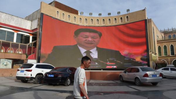 新疆喀什一广场显示中共领导人习近平的巨大屏幕。（图片来源：GREG BAKER/AFP via Getty Images）