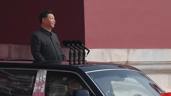 2019年10月1日,在中共建政70周年的阅兵式上,习近平在车上检阅部队。