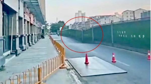 8日晚间,武汉轨道交通12号线兴业路站附近突然地面沉降。(图片来源:微博截图)