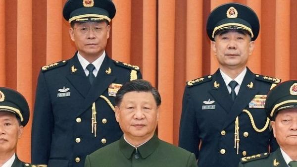 习近平（中）为新任火箭军司令员王厚斌（后排左）、新任火箭军政委徐西盛（后排右）晋升上将军衔。