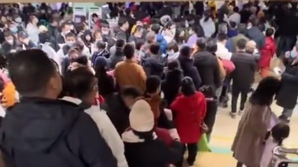 多种病毒爆发,北京儿童医院人满为患。(图片来源:视频截图)