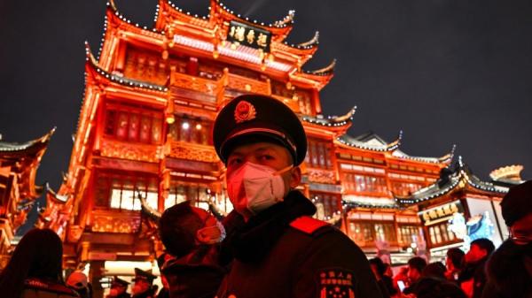 2023年2月5日，上海豫园的警察（图片来源：HECTOR RETAMAL/AFP via Getty Images）