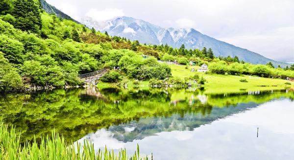 中国四川康定的七色海山风景区（Adobe Stock）