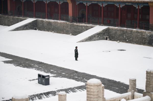 大雪后，一名军警在北京故宫执勤。（FRED DUFOUR/AFP via Getty Images）