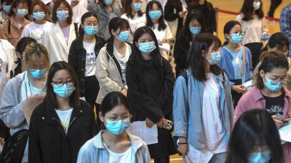 武汉一所大学的学生在排队接种COVID-19疫苗。（图片来源：Getty Images）