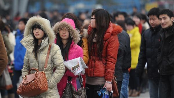 就职场而言,受访人士的经历、招聘机构的调查显示:2023年降薪普遍,年终奖减少幅度大。(图片来源:STR/AFP via Getty Images)