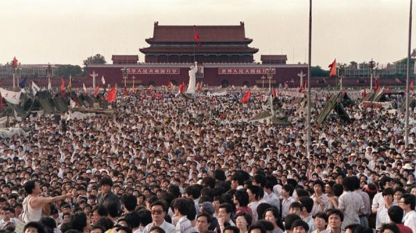 当人民要求政府改变的时候，人民就成了军队屠杀的对象，习近平高谈人民的背后是什么？（图片来源：网络截图）