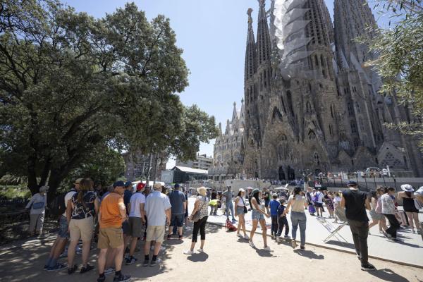 西班牙街头的游客（JOSEP LAGO/AFP via Getty Images）