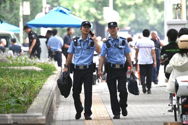 2024年7月15日，警察在北京京西宾馆外巡逻，中国领导人正在那里举行第三次全体会议。(Getty Images)