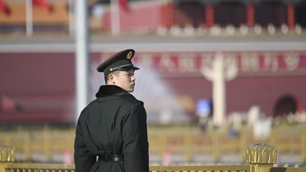 2024年3月6日，一名士兵在北京人民大会堂前站岗。（JADE GAO/AFP via Getty Images）