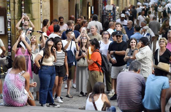 正在拍照的西班牙游客（ANDER GILLENEA/AFP via Getty Images）