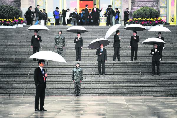 2017年10月18日，中共十九大会场外的士兵和安保人员。（GREG BAKER/AFP VIA /GETTY IMAGES）