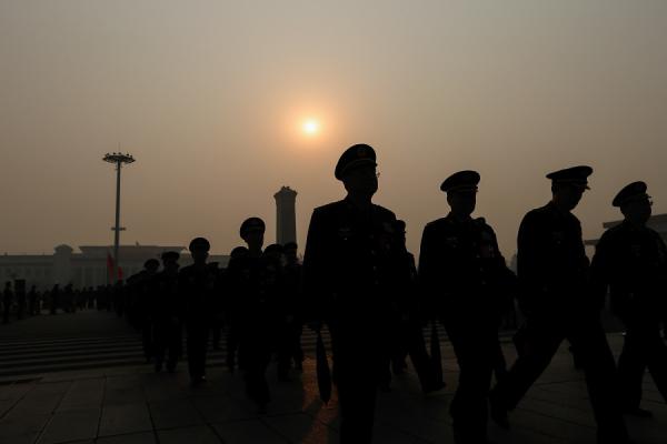 2016年3月16日，中共全国人民代表大会闭幕式前，中共军事代表抵达人民大会堂。（图片来源：Getty Images）