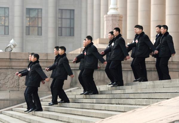 警察在人民大会堂前巡逻（图片来源：Getty Images)