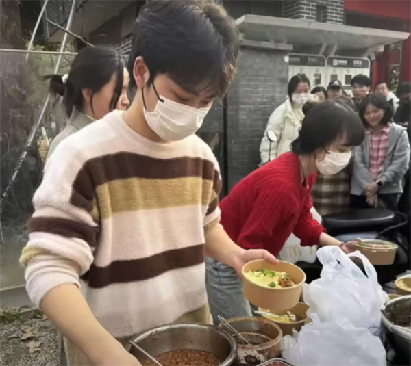 费宇在他的小吃摊位前忙碌。