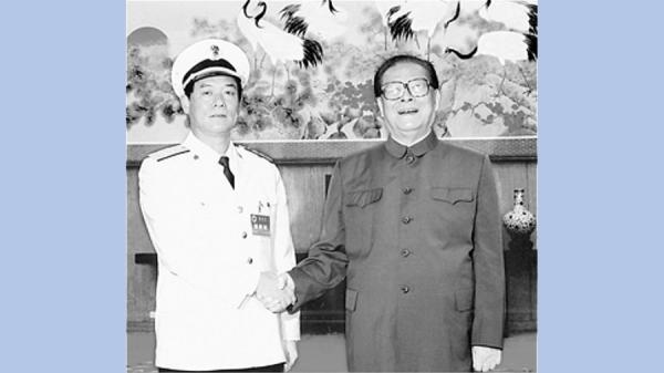 江泽民接见海军前司令张定发。(网络图片)