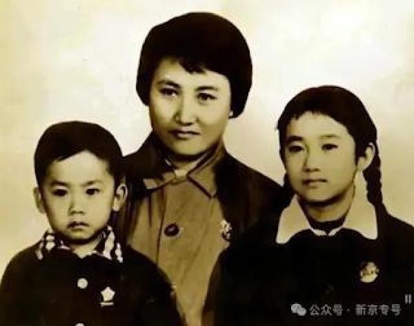 张志新和她的两个孩子。(图片来源:网络图片)