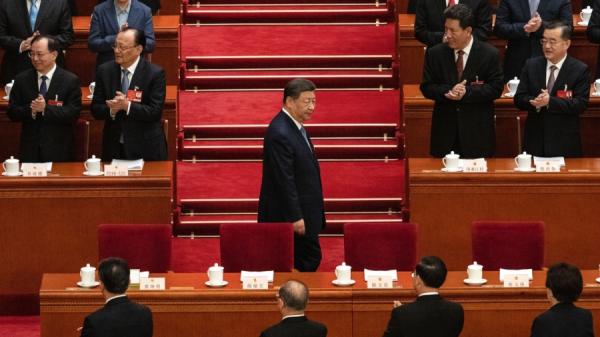 中共党魁习近平(中)于 2025 年 3 月 8 日抵达中国北京人民大会堂出席全国人民代表大会第二次全体会议。(图片来源:Kevin Frayer/Getty Images)
