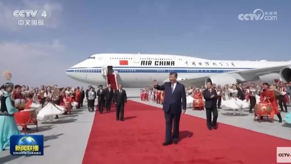 9月23日,中共党魁习近平率团抵达乌鲁木齐出席新疆成立70周年活动。(视频截图)
